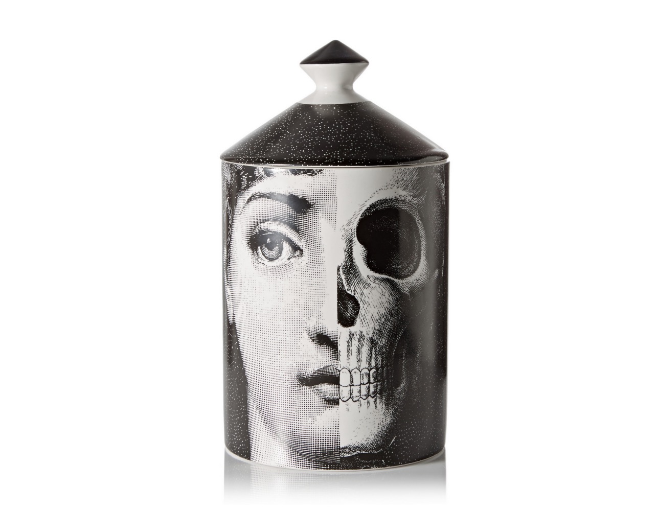 Netypický design svíčky Fornasetti sice není vánoční, ale její vůně rozhodně ano. Tymián, levandule a cedrové dřevo vnášejí pro prostoru uklidňující, slavnostní aroma. Prodává Prague Kabinet.