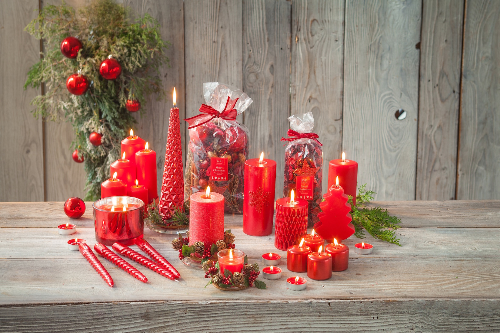 Červené svíčky z vánoční kolekce F&F Home