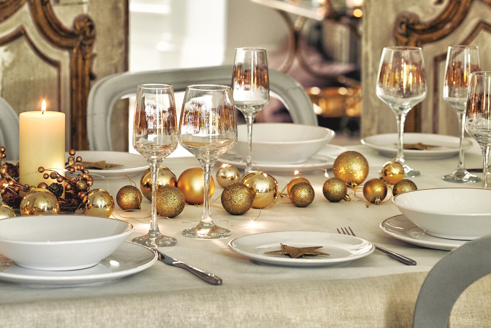 Štědrovečerní tabuli lze ozdobit různými způsoby. Sada metalických ozdob z vánoční kolekce F&F Home ladí se skleničkami na víno se zlatým zdobením. 